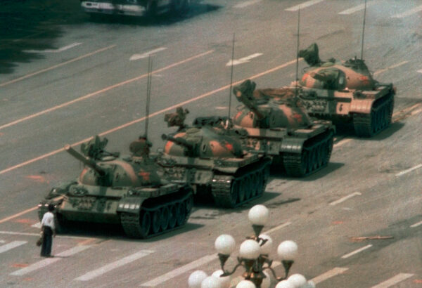 Hombre frente a un tanque