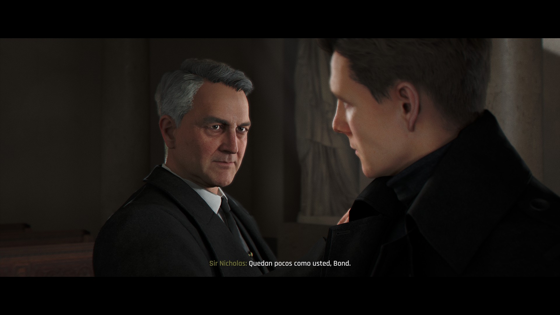 Una foto donde sir Nicholas y James Bond tienen una conversación. Se puede leer un subtítulo que dice "quedan pocos como usted. Bond."